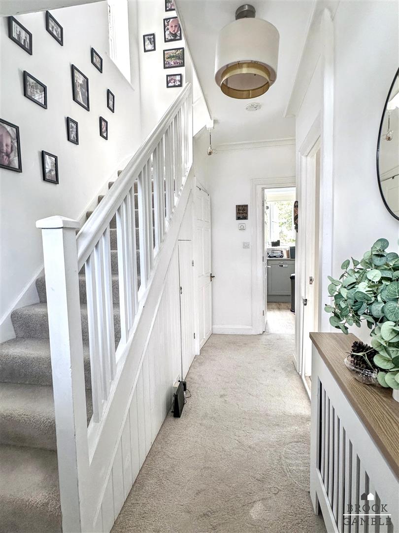 3 Bedroom House - Semi-Detached. Longland Road in Eastbourne, East Sussex 6